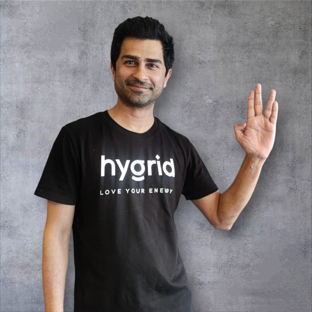 Harshal Sankhe from behind, wearing a T-shirt printed with the hydrogen element